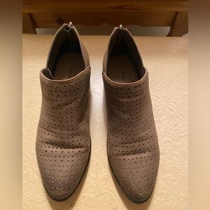 Ankle boots. Nice. Not worm but once or twice. Soft.